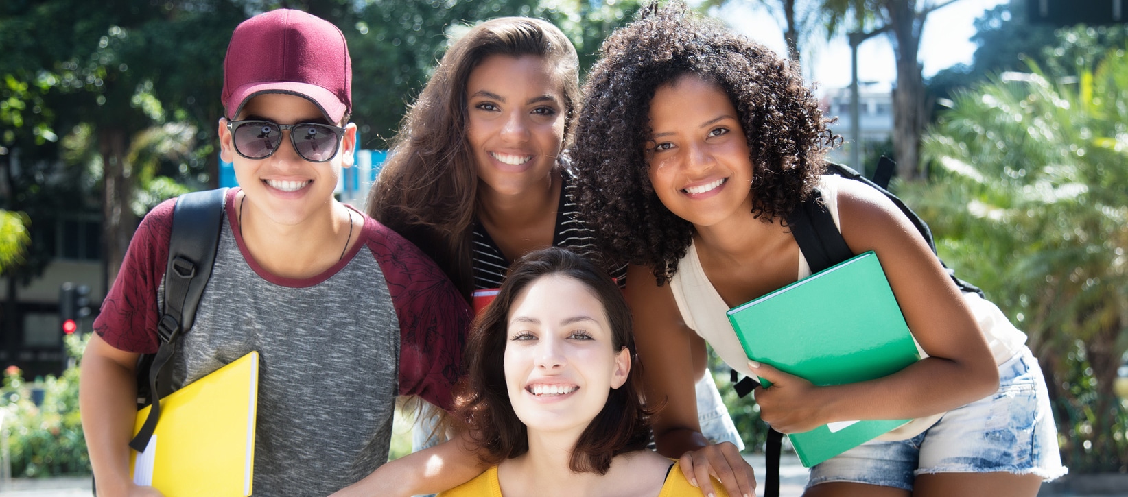 Gruppenbild internationaler Studenten in der Stadt